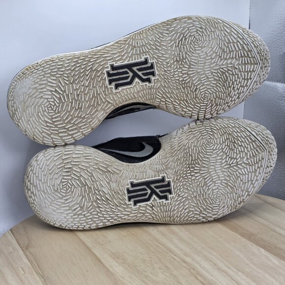 Nike Kyrie Low 2 Black Metallic Silver Sneakers Gym Shoes AV6337-003 Mens 9.5 - Picture 8 of 9